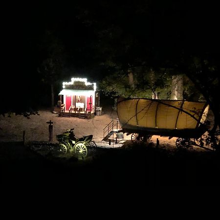 Cozy Wild West Covered Wagon Next To River Grants Pass Exterior foto