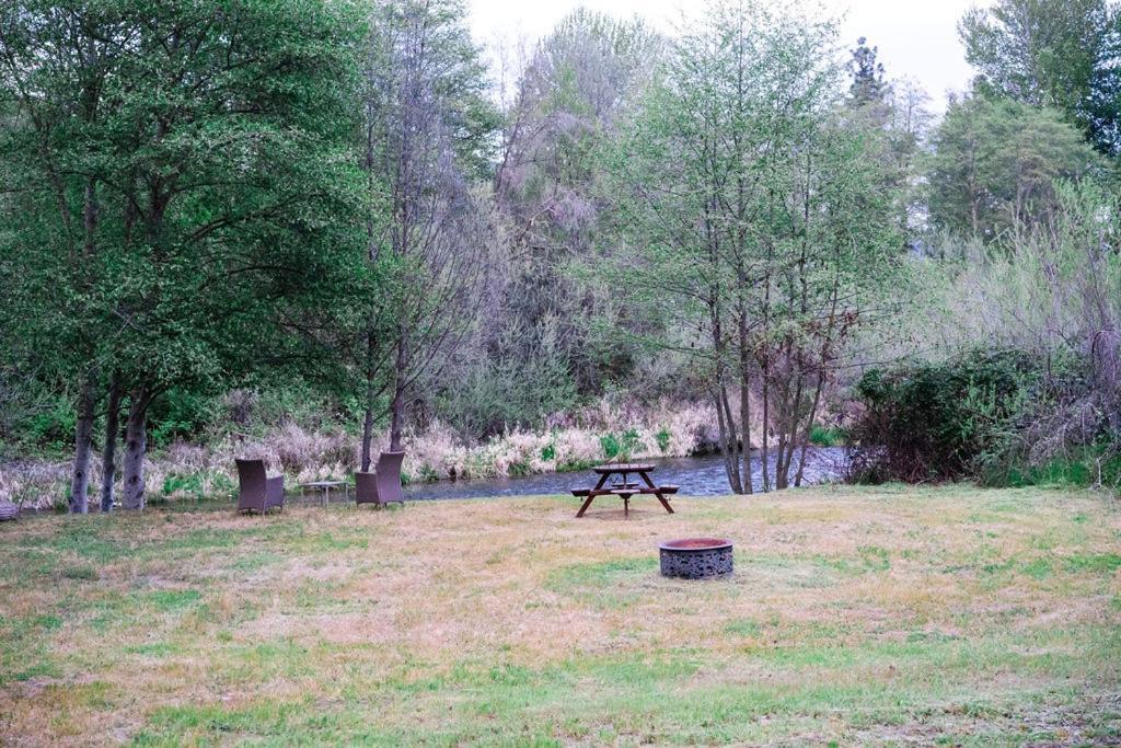 Cozy Wild West Covered Wagon Next To River Grants Pass Exterior foto