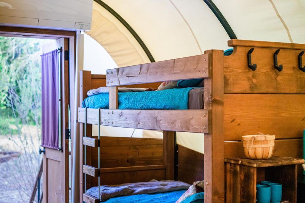 Cozy Wild West Covered Wagon Next To River Grants Pass Exterior foto